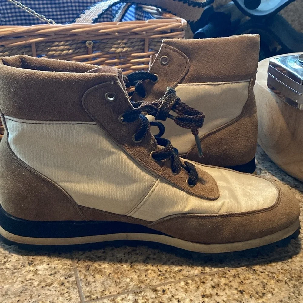 Vasque Boots Leather / Waterproof Canvas Upper Vibram Sole Boots Black Lug Sole